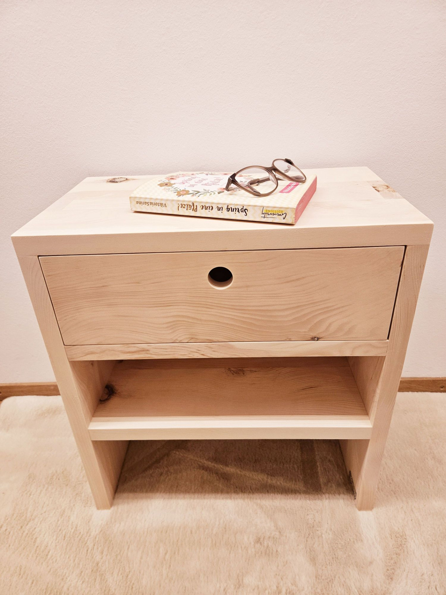 Nachttisch aus Zirbenholz