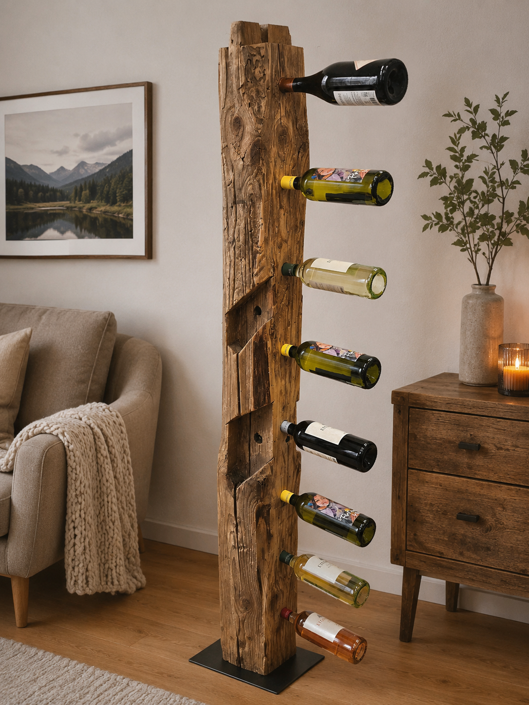 Weinregal aus Altholz mit mehreren Flaschen, Wohnzimmer mit Sofa, Bild, Kerze und Vase im Hintergrund.