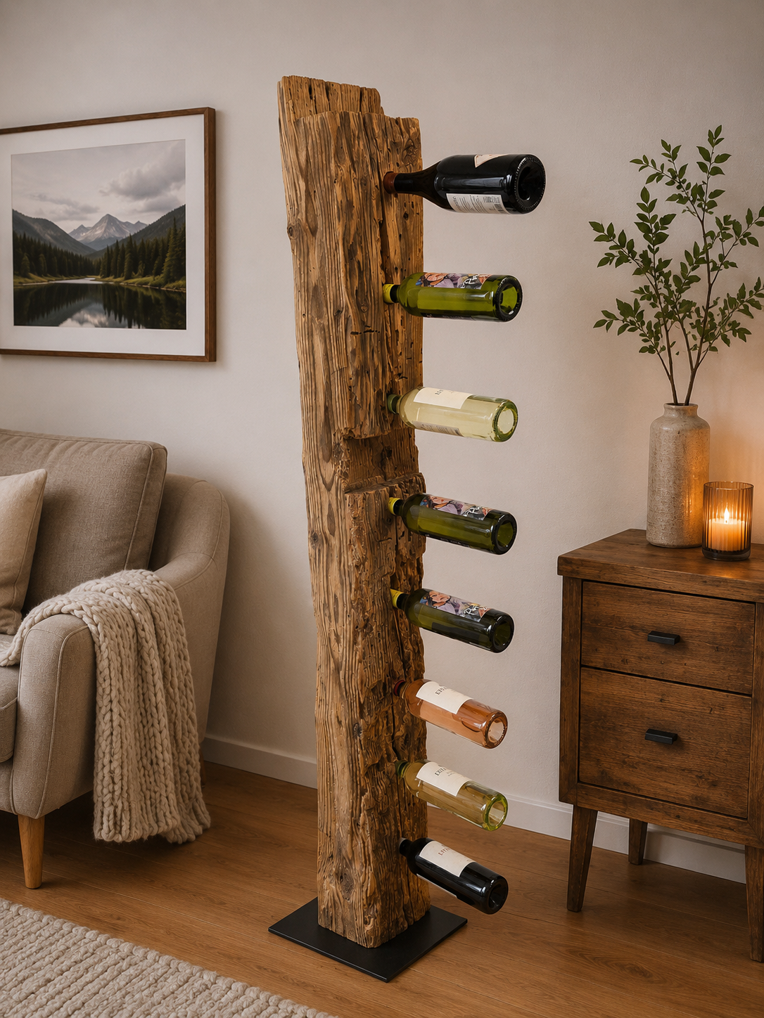 Weinregal aus Altholz mit mehreren Flaschen, Wohnzimmer mit Sofa, Bild, Nachttisch und Lampe.
