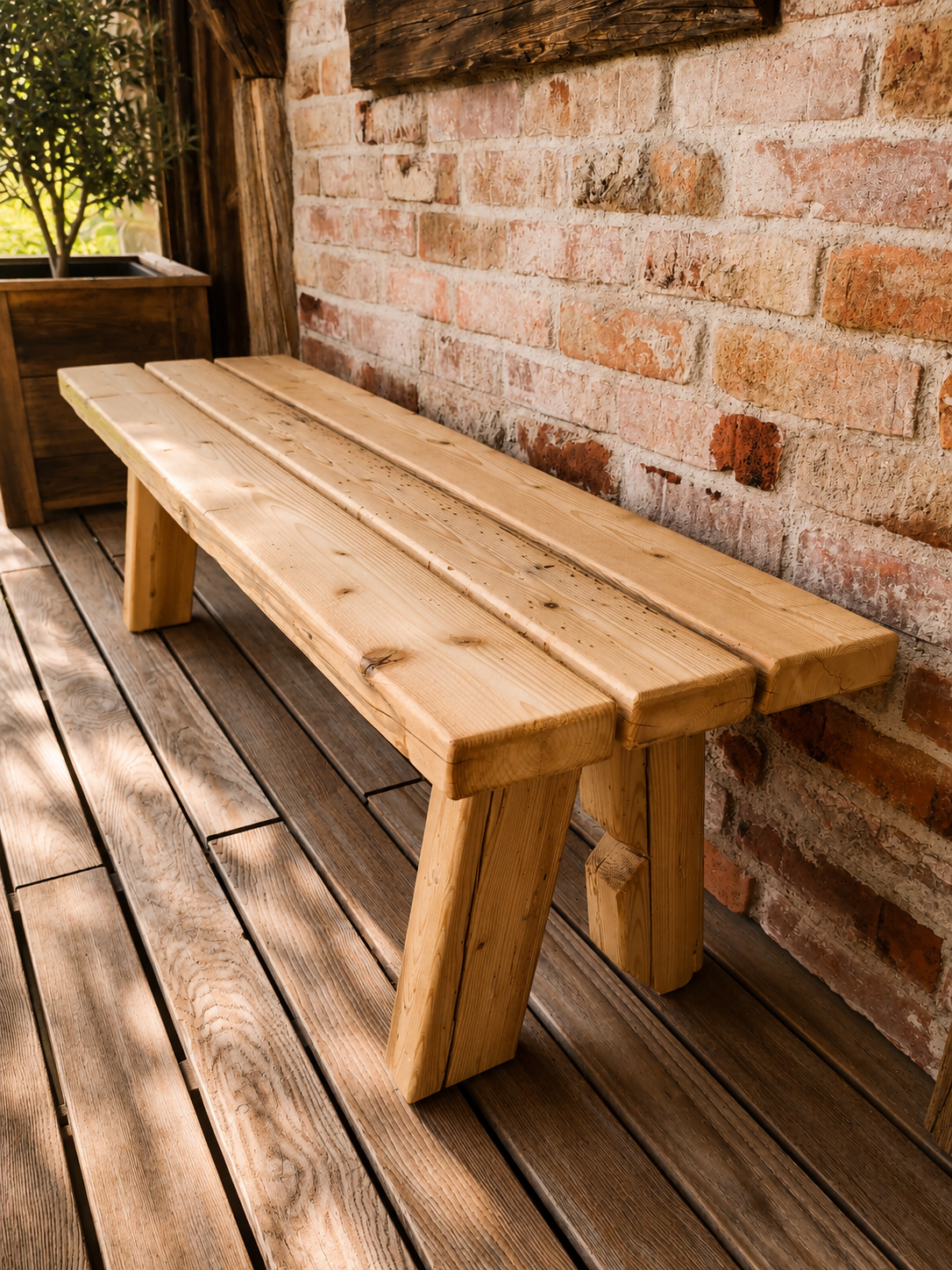 Handgefertigte Gartenbank aus massivem Altholz im rustikalen Design auf einer überdachten Terrasse.